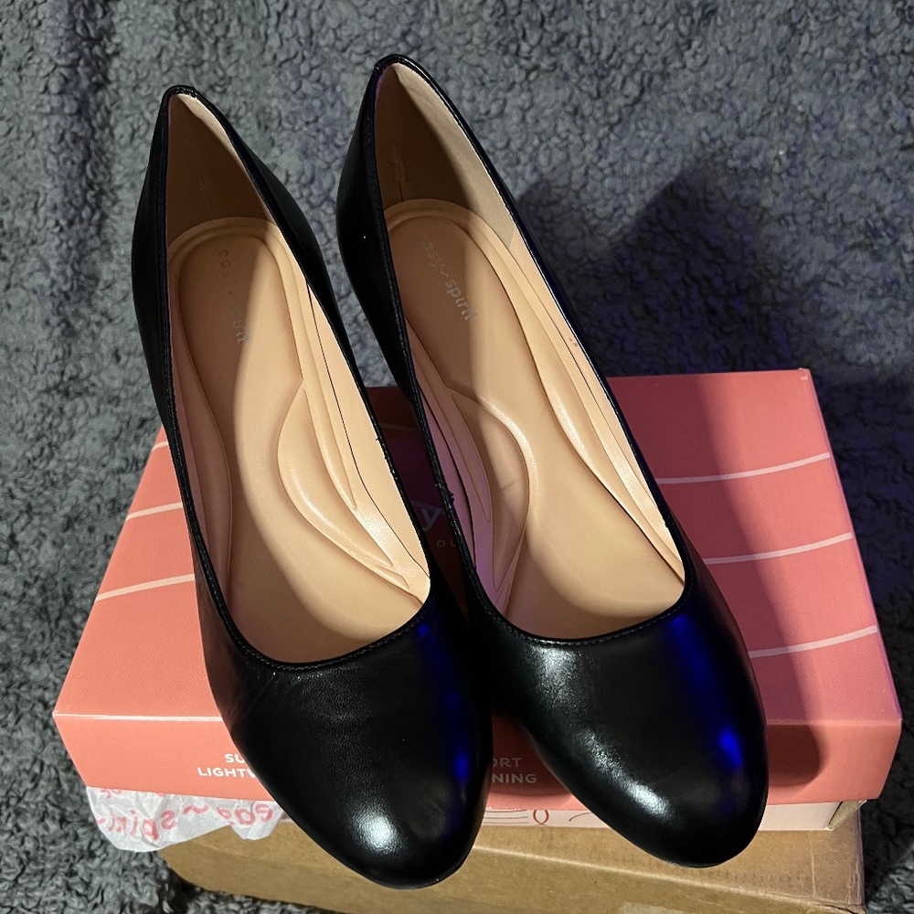 Easy Spirit size 11 wide width black leather pumps